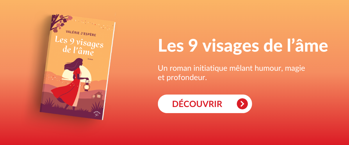 Image promotionnelle pour le produit 'Les Antisèches du Tarot' d'Emmanuelle Iger. À gauche, une représentation élégante de la boîte du produit, ornée de motifs dorés sur fond bleu marine, avec deux créatures mythiques blanches au centre. Le titre 'Antisèches du Tarot' est encadré dans un cercle décoratif, indiquant qu'il s'agit de 39 fiches méthode pour tout comprendre du tarot.  À droite de l'image, le texte 'Les antisèches du tarot' est mis en évidence en blanc, avec le sous-titre 'Ne séchez plus jamais devant vos cartes !', invitant les amateurs de tarot à découvrir ce guide pratique. Un bouton doré 'Découvrir' avec une flèche blanche encourage l'utilisateur à en savoir plus ou à acheter le produit.  Le fond dégradé de bleu marine renforce l'ambiance mystique et sophistiquée du tarot, attirant l'attention sur ce produit conçu pour faciliter l'apprentissage du tarot.