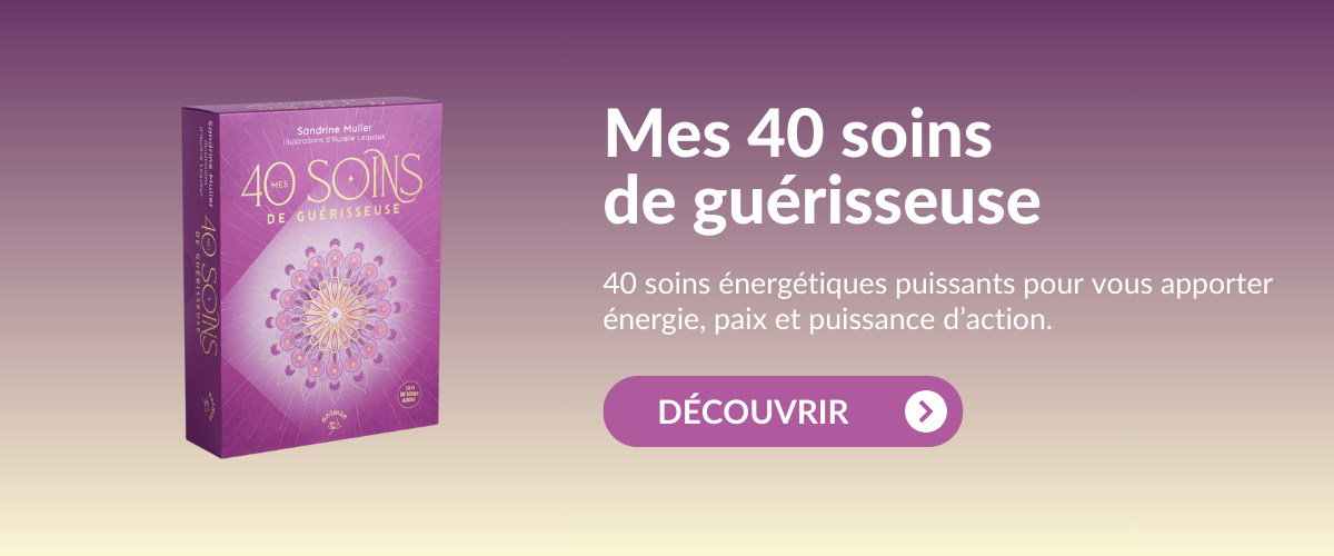 Image promotionnelle pour le produit 'Les Antisèches du Tarot' d'Emmanuelle Iger. À gauche, une représentation élégante de la boîte du produit, ornée de motifs dorés sur fond bleu marine, avec deux créatures mythiques blanches au centre. Le titre 'Antisèches du Tarot' est encadré dans un cercle décoratif, indiquant qu'il s'agit de 39 fiches méthode pour tout comprendre du tarot.  À droite de l'image, le texte 'Les antisèches du tarot' est mis en évidence en blanc, avec le sous-titre 'Ne séchez plus jamais devant vos cartes !', invitant les amateurs de tarot à découvrir ce guide pratique. Un bouton doré 'Découvrir' avec une flèche blanche encourage l'utilisateur à en savoir plus ou à acheter le produit.  Le fond dégradé de bleu marine renforce l'ambiance mystique et sophistiquée du tarot, attirant l'attention sur ce produit conçu pour faciliter l'apprentissage du tarot.