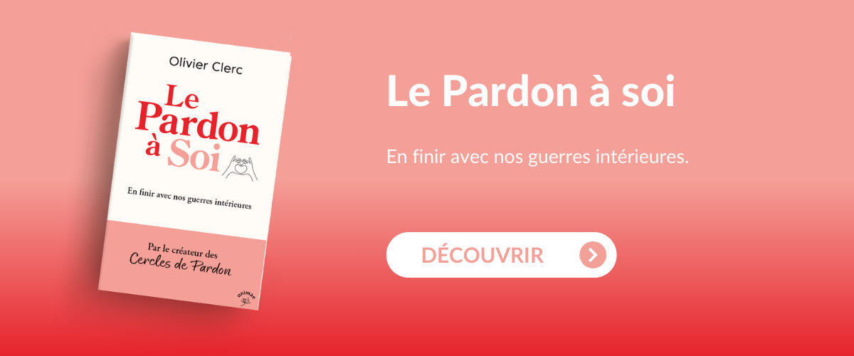 Image promotionnelle pour le produit 'Les Antisèches du Tarot' d'Emmanuelle Iger. À gauche, une représentation élégante de la boîte du produit, ornée de motifs dorés sur fond bleu marine, avec deux créatures mythiques blanches au centre. Le titre 'Antisèches du Tarot' est encadré dans un cercle décoratif, indiquant qu'il s'agit de 39 fiches méthode pour tout comprendre du tarot.  À droite de l'image, le texte 'Les antisèches du tarot' est mis en évidence en blanc, avec le sous-titre 'Ne séchez plus jamais devant vos cartes !', invitant les amateurs de tarot à découvrir ce guide pratique. Un bouton doré 'Découvrir' avec une flèche blanche encourage l'utilisateur à en savoir plus ou à acheter le produit.  Le fond dégradé de bleu marine renforce l'ambiance mystique et sophistiquée du tarot, attirant l'attention sur ce produit conçu pour faciliter l'apprentissage du tarot.