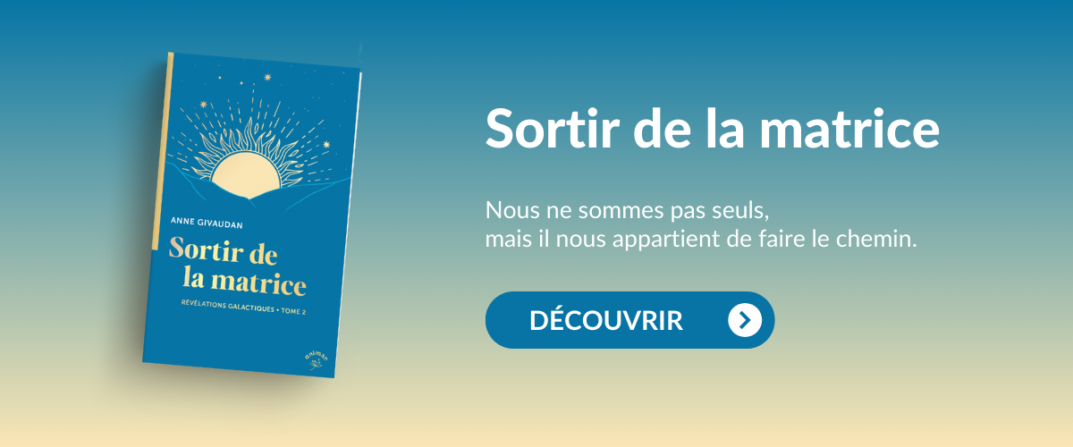 Image promotionnelle pour le produit 'Les Antisèches du Tarot' d'Emmanuelle Iger. À gauche, une représentation élégante de la boîte du produit, ornée de motifs dorés sur fond bleu marine, avec deux créatures mythiques blanches au centre. Le titre 'Antisèches du Tarot' est encadré dans un cercle décoratif, indiquant qu'il s'agit de 39 fiches méthode pour tout comprendre du tarot.  À droite de l'image, le texte 'Les antisèches du tarot' est mis en évidence en blanc, avec le sous-titre 'Ne séchez plus jamais devant vos cartes !', invitant les amateurs de tarot à découvrir ce guide pratique. Un bouton doré 'Découvrir' avec une flèche blanche encourage l'utilisateur à en savoir plus ou à acheter le produit.  Le fond dégradé de bleu marine renforce l'ambiance mystique et sophistiquée du tarot, attirant l'attention sur ce produit conçu pour faciliter l'apprentissage du tarot.